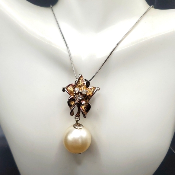 Regency pearl bauble‎ flower Repurposed vintage clip on earrings necklace N2826 - Picture 1 of 4
